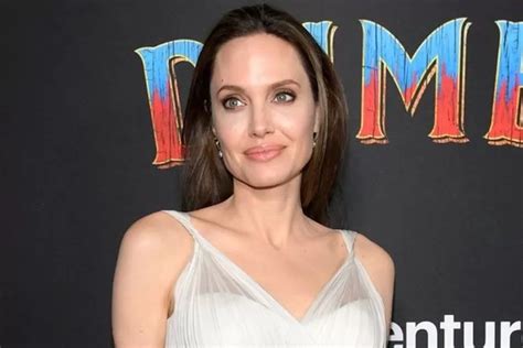 Kenakan Gaun Versace Angelina Jolie Pamer Tato Di Punggung Jawa Pos