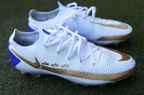 • watch through every premier league goal harry kane scored in 2020/21 on his way to winning his third golden boot award! Harry Kane Special Edition Nike Phantom GT "Golden Boot ...