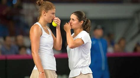 Irina Begu şi Monica Niculescu calificate în sferturi la dublu la