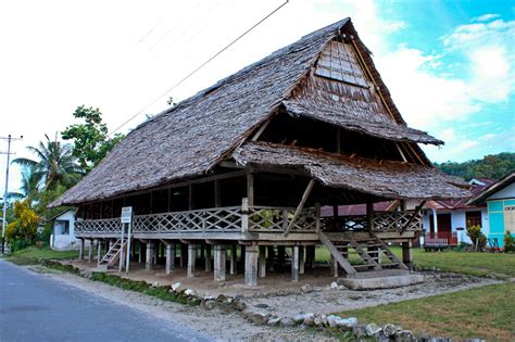 Rumah Adat Maluku Bangunan Struktur Ciri Khas Ornamen Riset