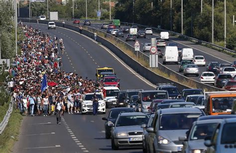 Hundreds Of Migrants Set Off On Foot From Budapest For Austria Photosimagesgallery 29533