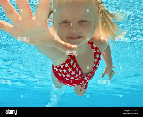 Fröhliches Junges Mädchen Schwimmen Unter Wasser Im Pool Stockfotografie Alamy