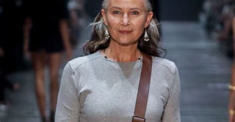 58 Year Old Model Completely Owned Catwalk At Vogue Australias Vamff Show Metro News