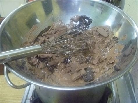(boleh tengok caranya sis nak tanya, kalau pakai choc compound kenapa dah lama2 dia jadi keras balik. MAKAN maniA: Coklat Cluster versi Chef Asma