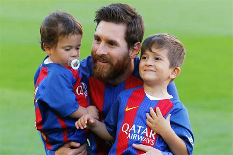 Lionel andrés messi cuccittini, испанское произношение: Beim Spiel des FC Barcelona: Messi-Sohn mit diesem ...