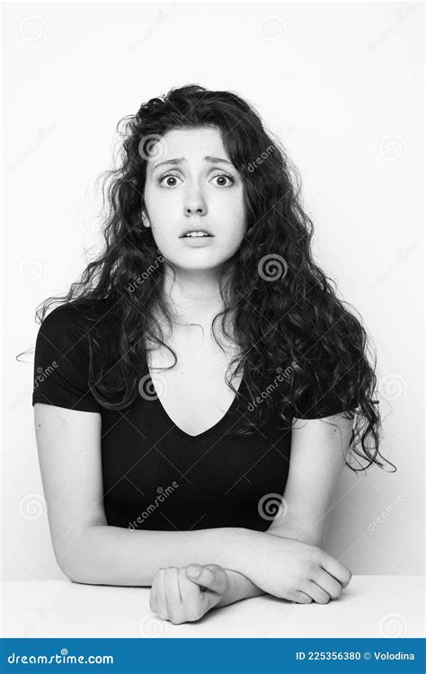Retrato De Uma Jovem E Emocional Linda Menina Encaracolada Foto De Stock Imagem De Caucasiano