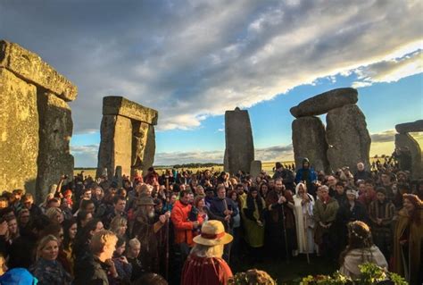 Bár otthon is mindenki hallott már szent iván éjszakájáról (vagy legalább shakespeare szentivánéji álom művéről), az év leghosszabb napjáról. Nyári napforduló a Stonehenge tövében - szabolcsihir.hu