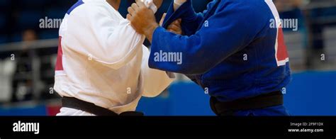 Dos Judo Luchadores Con Uniforme Blanco Y Azul Concepto Deportivo Profesional Fotografía De
