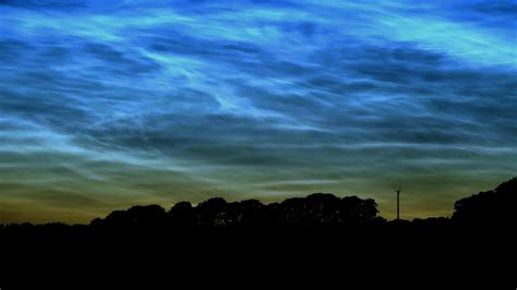 Stunning Display Of Worlds Rarest Noctilucent Clouds Caught In Time