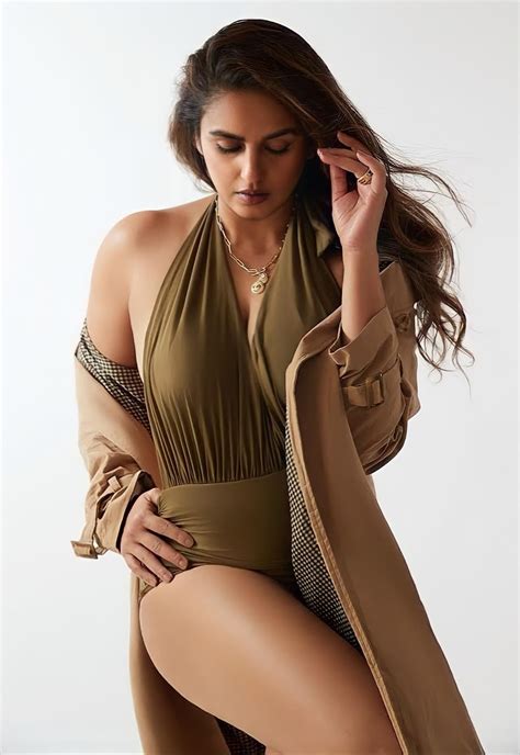 21 Hot Photos Of Huma Qureshi In Body Hugging Backless And High Slit