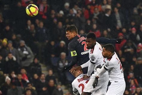أبدى المدافع البرازيلي تياجو سيلفا، لاعب نادي باريس سان جيرمان، إعجابه بقدرات منافسه ميسي المذهلة، واصفا إياه باللاعب الأفضل في تاريخ كرة القدم. تياجو سيلفا يشيد بصفقة باريس سان جيرمان المتوقعة - بطولات