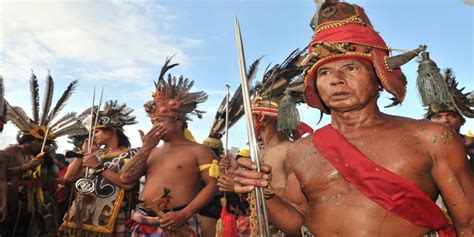 Mengenal Suku Dayak Dari Kalimantan Suku Yang Disegani Di Dunia