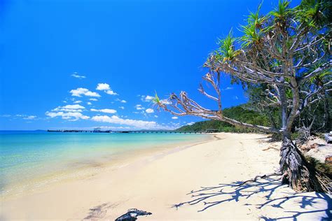 The island was created over hundreds of thousands of years from sand drifting off the east coast of mainland australia. Weekend Getaways on the Gold Coast | Take the weekend off