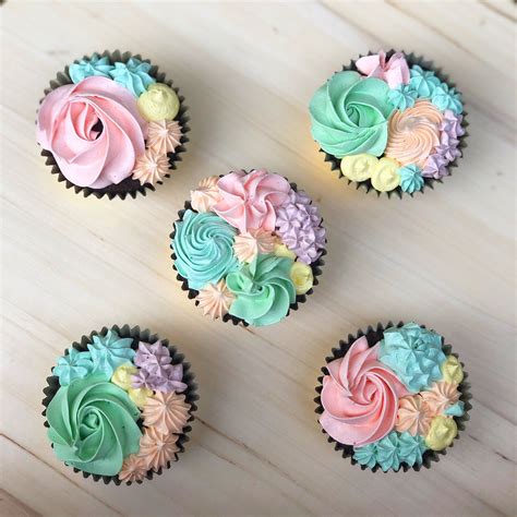 Floral Cupcakes In Pastel Buttercream Floral Cupcakes Lavender