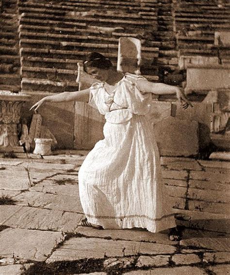 Isadora Duncan One Of The Pioneers Of Modern Dance Isadora Duncan