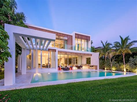 Home Of The Day Modern Golden Beach Jewel Hits The Market 14mm