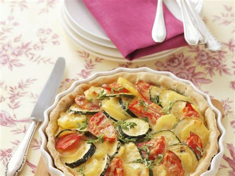 · der kuchen mit zucchini ist lecker saftig und mit einem zitronenguss schmeckt erfrischend. Kartoffel-Zucchini-Kuchen mit Tomaten Rezept | EAT SMARTER