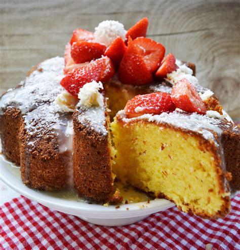 Butterkekse und eine schokocreme ergeben einen einfachen, aber leckeren kuchen, der ihnen ganz ohne backen gelingt. Ein großes Stück bitte! Raffaello-Kuchen mit Erdbeeren ...