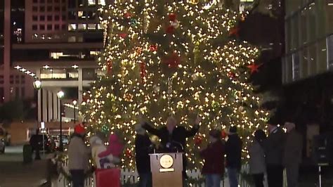 City Of Milwaukee Christmas Tree Lights Up Downtown Youtube