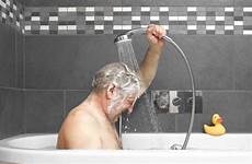 elderly dementia banho showering bathe duschen handheld seniors helfen senior demenz getty pflege tomar depois showered headaches baden suffer dazeley