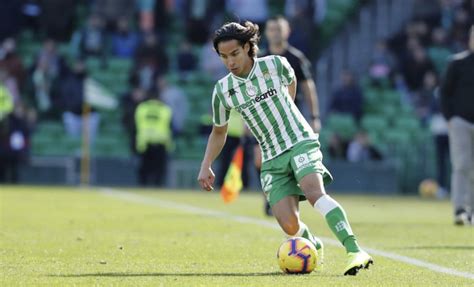 He plays as a winger. Diego Lainez hizo su debut oficial con el Betis