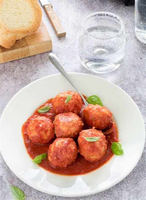 Polpette di ricotta in bianco. Ricetta - Polpette di ricotta col sugo | iFood