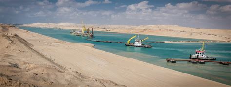 More than 300 ships are stuck on either side of the. Uitbreiding van het Suez Kanaal in Egypte - Regiobranding ...