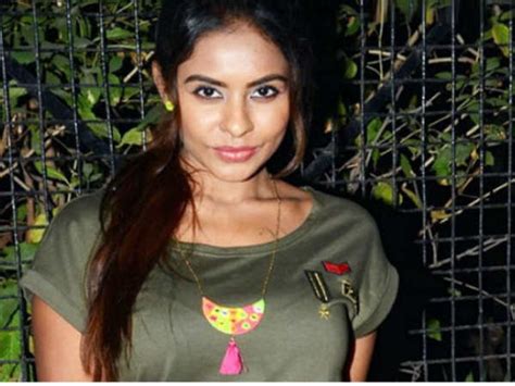 Sri Reddy Hits Out At Pawan Kalyan Gets Trolled By Fans Malayalam Filmibeat