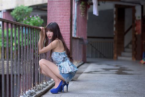 4k Asian Dress Legs Sitting Brunette Girl Glance Hd Wallpaper Rare Gallery