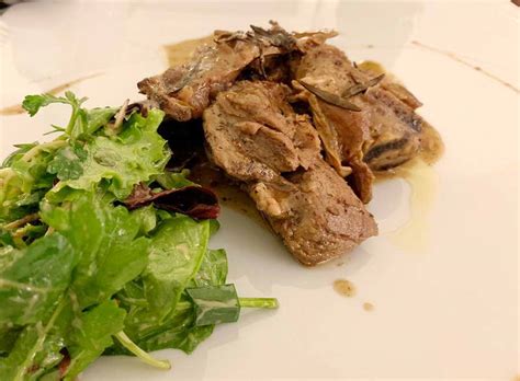 L'abbacchio alla romana è una tipica ricetta di pasqua e della primavera che a roma e nel lazio fa il paio con l' abbacchio a scottadito e quello alla cacciatora e che è immancabile sulle tavole di ogni famiglia che si rispetti (e anche al ristorante). Abbacchio alla Romana - MammaBoom