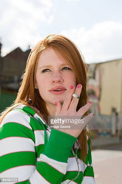 English Girls Smoking Photos Et Images De Collection Getty Images