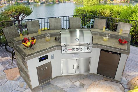 When choosing outdoor kitchen countertops your priority should always be durability first, and looks second. Stucco & Stone front with porcelain tile counter and bar ...