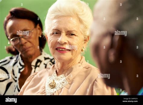 Alte Frauen Sitzend Stockfotos Und Bilder Kaufen Alamy