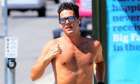 Bachelor Nations Wells Adams Goes Shirtless For A Run In L A