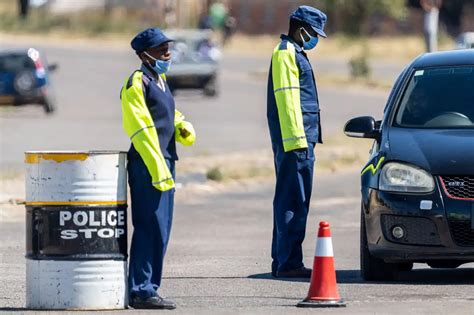 Police Robbed Daring Robbers Disarm Cops At Roadblock