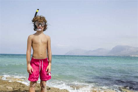 Spanien Junge Mit Tauchausrüstung Am Strand Lizenzfreies Stockfoto