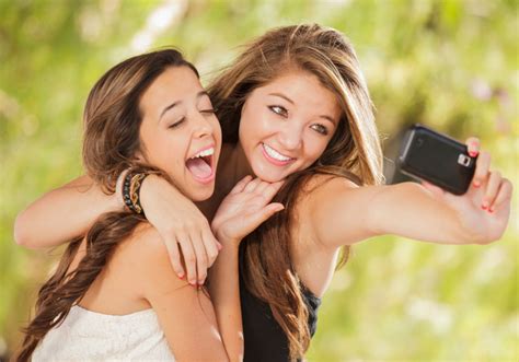 6 Easy Tips To Look Good In Selfies