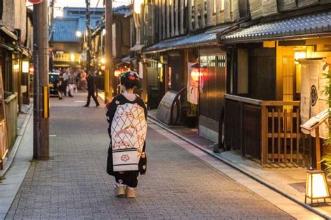 night walk in gion kyoto s geisha district getyourguide