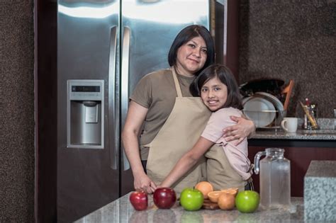 Madre E Hija Mexicana Cocinando En La Cocina El Día De La Madre Foto