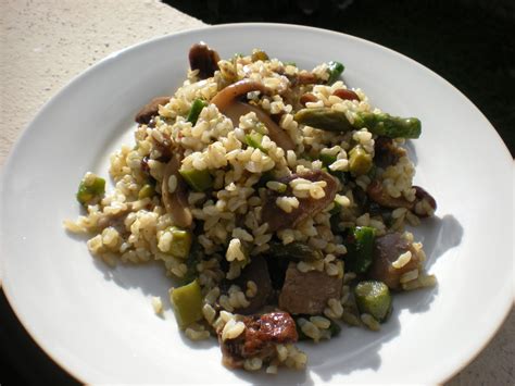 È vero asparagi e funghi è un po' come unire primavera e autunno, ma in fondo perché no?! Riso Integrale con Asparagi e Funghi - Profumo di Sicilia