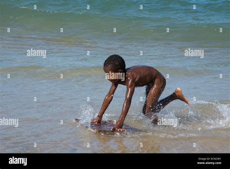Melanesien Papua Neu Guinea Dorf Von Vanimo Jungen Spielen Im Wasser Stockfoto Bild