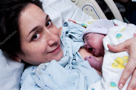 Madre Feliz Sosteniendo Al Bebé Recién Nacido Después Del Nacimiento