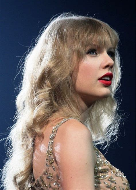 Taylor Swift Curly Hairstyle With Soft Wispy Bangs Hairstyles Ideas