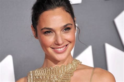 Gal Gadot Wore A Superhero Worthy Gown To The Justice League Premiere