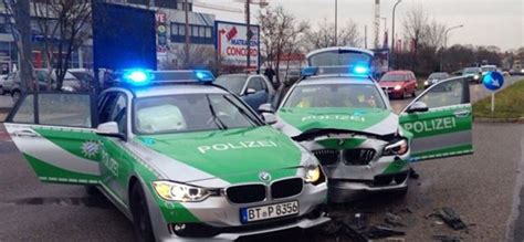 Autó: Összeütközött egymással a német rendőrség két BMW-je - fotó | hvg.hu