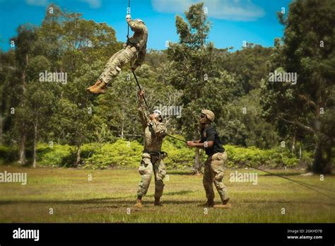 Schofield Barracks Hi — Soldiers Rappel From A Uh 60 Black Hawk During