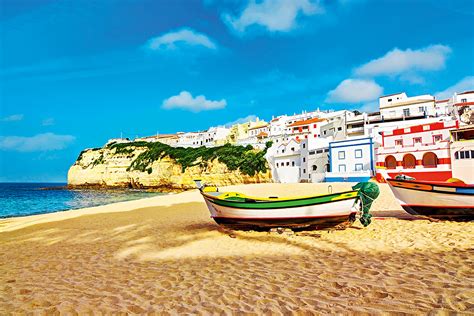 Die geheimnisvollen gässchen der hügeligen altstadt, durch die sich die historische straßenbahn in teils halsbrecherischer enge hindurchzwängt, werden bezaubern. Algarve, Portugal - holiday 2017: holidays, tours, all ...