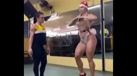 Fitness Babe Mami Entrenamiento Desnudo En Gimnasio
