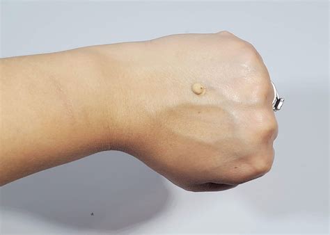 L'année dernière, bye bye 2019 n'avait que 18 minutes de bon segments, mais 2020 a descendu à seulement 11 minutes, sur une heure complète. It Cosmetics Bye Bye Foundation Review - CeeCee Chatter