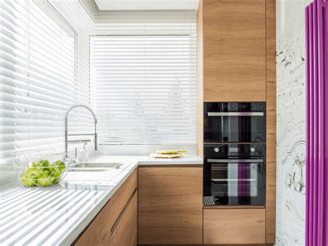 I mobili in una cucina piccola occupano la maggiore parte dello spazio, preferiamo mobili aperti, mensole e pensili, sfruttando così le pareti sempre parlando di luce, ricordiamo che per arredare una cucina piccola sono necessari colori chiari e tenui, sia per le pareti che per i mobili, il colore infatti. Come Arredare una Piccola Cucina Abitabile? | RistrutturaSMART